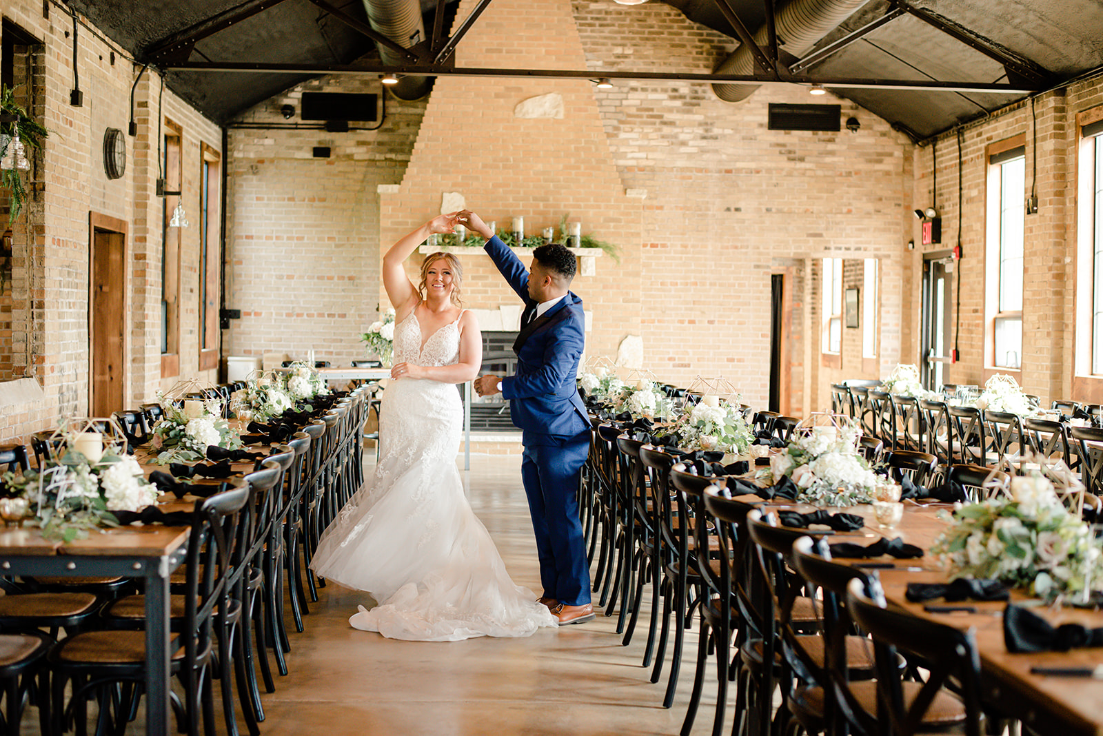 Anna & Mike: Celebrating Their Love at a Historical Wedding Venue 